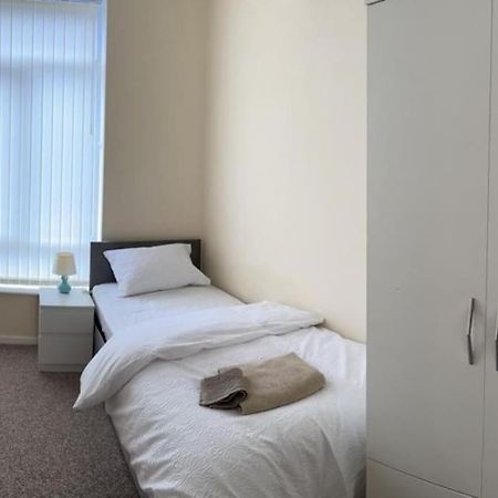 Rooms 7 Minutes From Etihad Манчестер Экстерьер фото